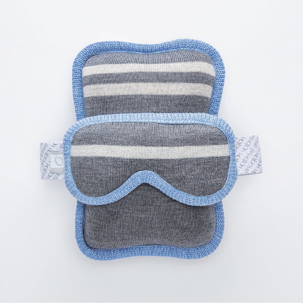 Combo gris avec contour bleu pâle oreiller de voyage et masque en laine de mérinos / Travel pillow and sleep mask made of merino wool in grey and light blue trim by Volprivé.
