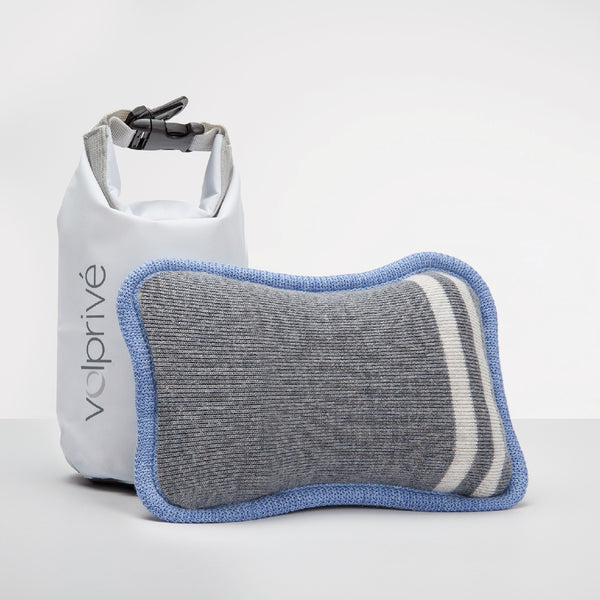 Oreiller compact de voyage gris et bleu et de camping avec sac au sec au sec de transport blanc 2L imperméable / Compact camping travel pillow grey and blue with travel dry bag 2L white made by Volprivé.