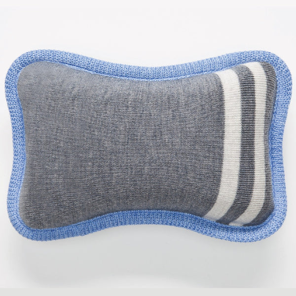 Oreiller gris bordure bleue de voyage en laine de mérinos en forme d'os / Travel pillow bone shape merino wool grey with light blue trim by Volprivé.