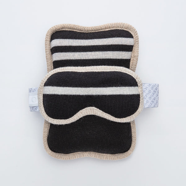 Combo noir oreiller de voyage et masque en laine de mérinos / Travel pillow and sleep mask made of merino wool in black by Volprivé.