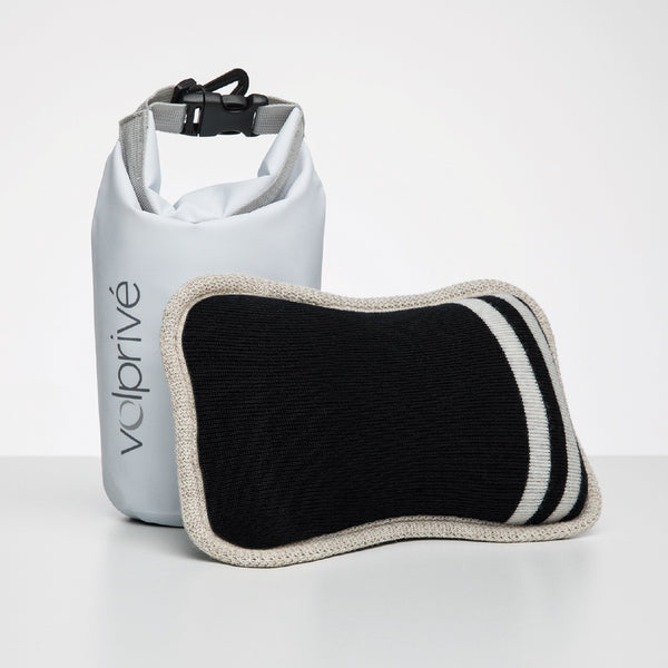 Oreiller compact de voyage noir et de camping avec sac au sec au sec de transport blanc 2L imperméable / Compact camping travel pillow black with travel dry bag 2L white made by Volprivé.