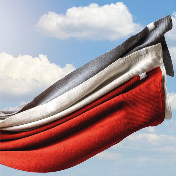 Assortiment de 3 foulards en laine de mérinos volant dans le ciel avec nuage gris gris pâle et rouge / Assortment of 3 merino wool scarves flying in the ski with clouds grey light grey and red by Volprivé.