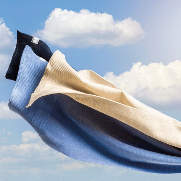 Assortiment de 3 foulards en laine de mérinos volant dans le ciel avec nuage bleu marine bleu pâle et beige  / Assortment of 3 merino wool scarves flying in the ski with clouds navy blue light blue and beige by Volprivé.