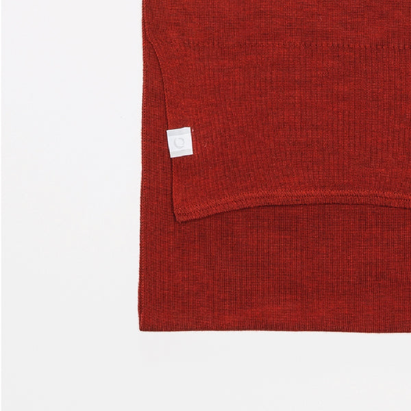 Vue de près et étiquette foulard unisex rouge orangé laine de mérinos / Close up and tag of unisex merino wool rusty red scarf by Volprivé.