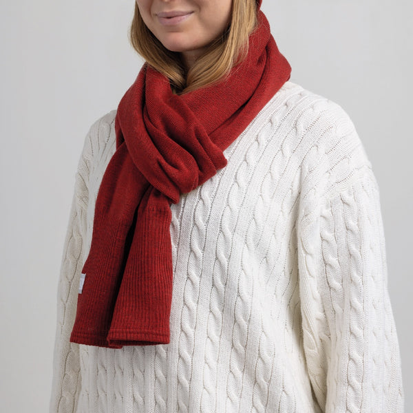 Vue de près jeune femme avec foulard laine de mérinos rouge / Close up of young women wearing red merino wool scarf by Volprivé.