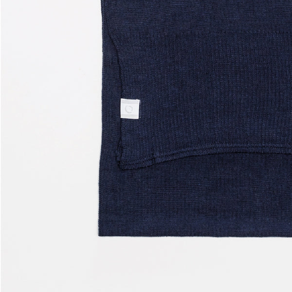 Vue de près et étiquette foulard unisex bleu marine laine de mérinos / Close up and tag of unisex merino wool navy blue scarf by Volprivé.