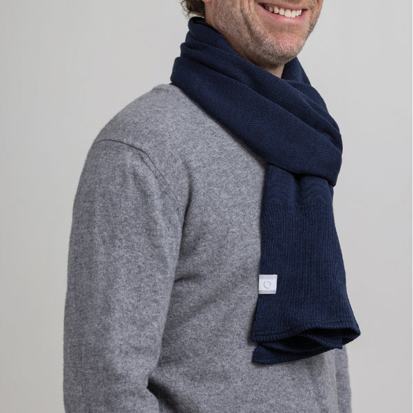 Vue de près homme avec foulard laine de mérinos bleu marine / Close up of man wearing navy blue merino wool scarf by Volprivé.