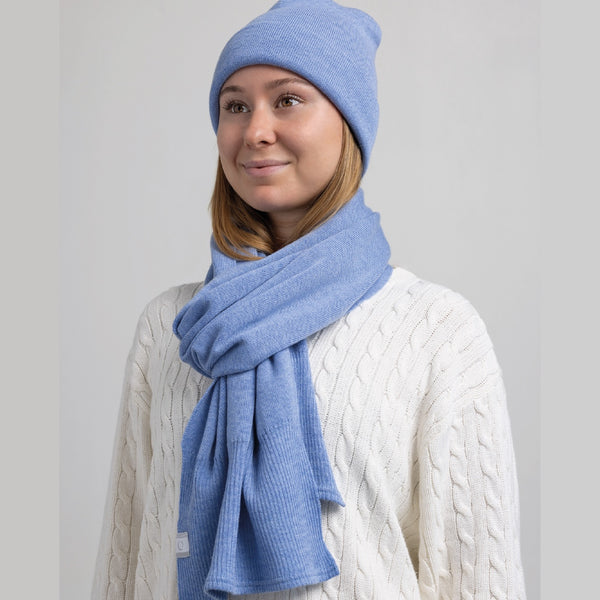 Jeune femme portant set foulard et tuque bleu pâle en laine de mérinos / Young women set of toque and scarf in merino wool light blue by Volprivé.