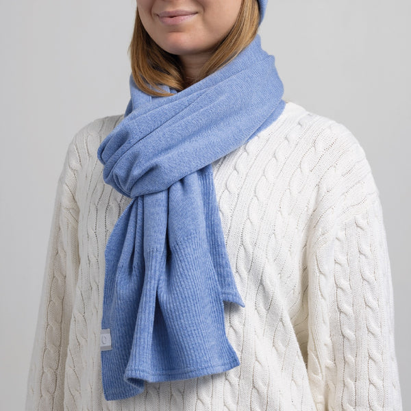 Vue de près jeune femme avec foulard laine de mérinos bleu clair / Close up of young women wearing light blue merino wool scarf by Volprivé.