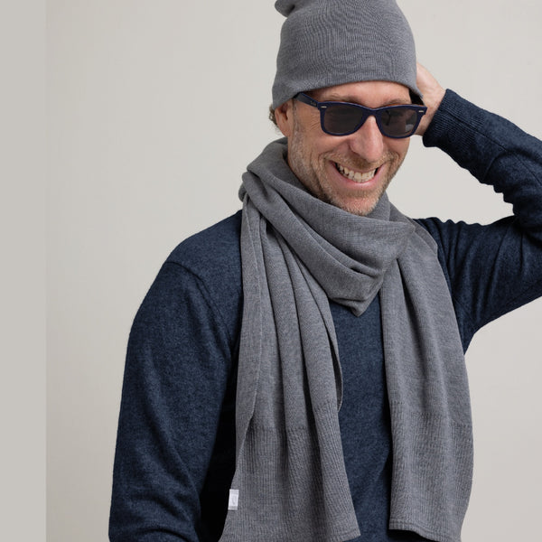 Homme portant set foulard et tuque gris en laine de mérinos / Man set of toque and scarf in merino wool grey by Volprivé.