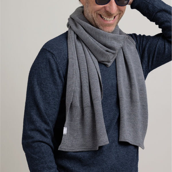 Vue de près homme avec foulard laine de mérinos gris / Close up of man wearing grey merino wool scarf by Volprivé.