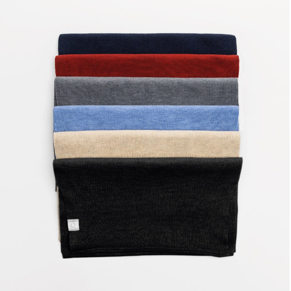 Assortiment de foulards unisex 100% laine mérinos fabriqués au Canada / Assortment of merino wool unisex scarves made by Volprivé.