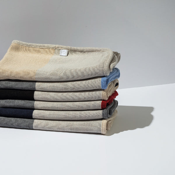 Assortiment de couvertures en laine de Mérinos fabriqués au Canada par Volprivé / Merino wool blankets made in Canada Volprivé.