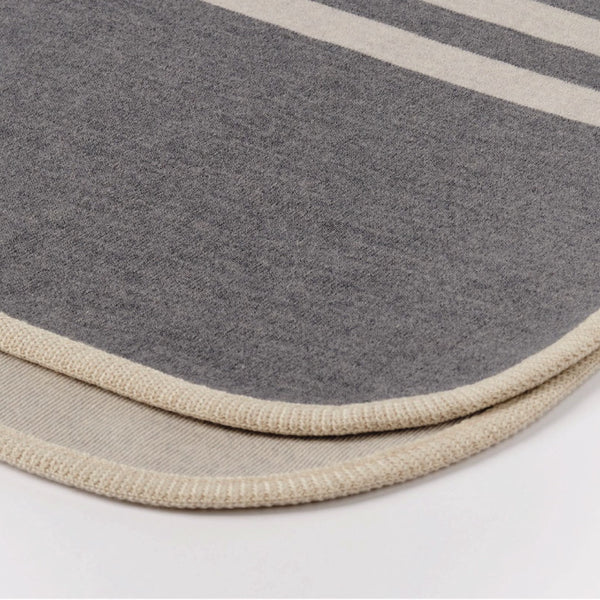 Gris plan couverture grise avec contour beige en laine de mérinos / Close up of grey with beige trim merino wool blanket made in Canada by Volprivé.