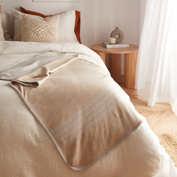 Jeté beige en laine de mérinos sur lit merino wool throw on bed made in Canada by Volprivé