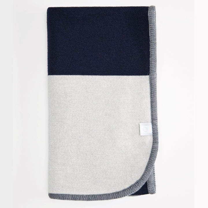Couverture de voyage bleue marine en laine mérinos fabriquée au Canada / Travel blanket 100% merino wool made in Canada by Volprivé navy blue.