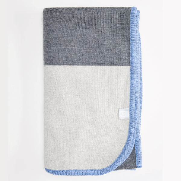 Couverture grise avec contour bleu pâle en laine de mérinos / Grey with light blue trim merino wool blanket made in Canada by Volprivé