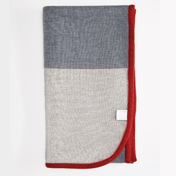Couverture grise avec contour rouge en laine de mérinos / Grey with red trim merino wool blanket made in Canada by Volprivé.