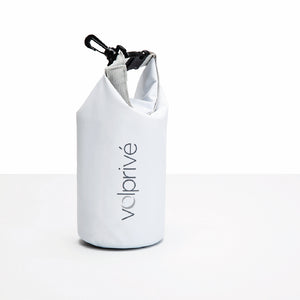 Sac au sec 2L blanc de Volprivé / White 2L dry bag by Volprivé.