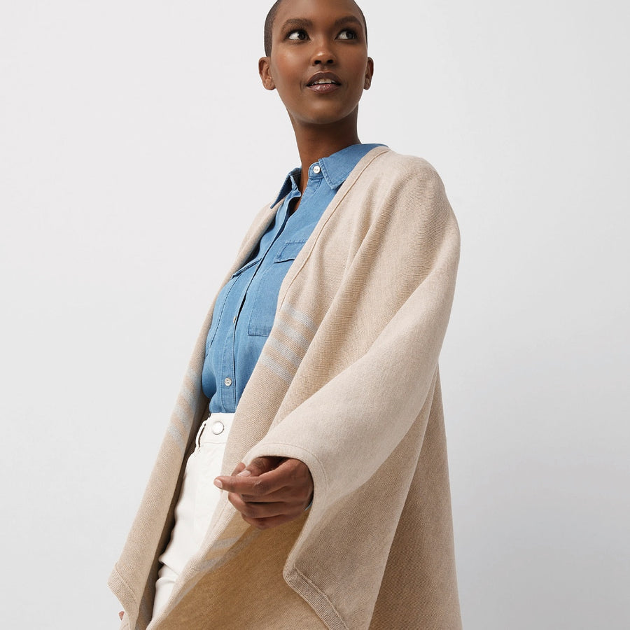 Jeune femme portant châle en laine mérinos beige / Young women wearing a beige merino wool shawl made in Canada by Volprivé.