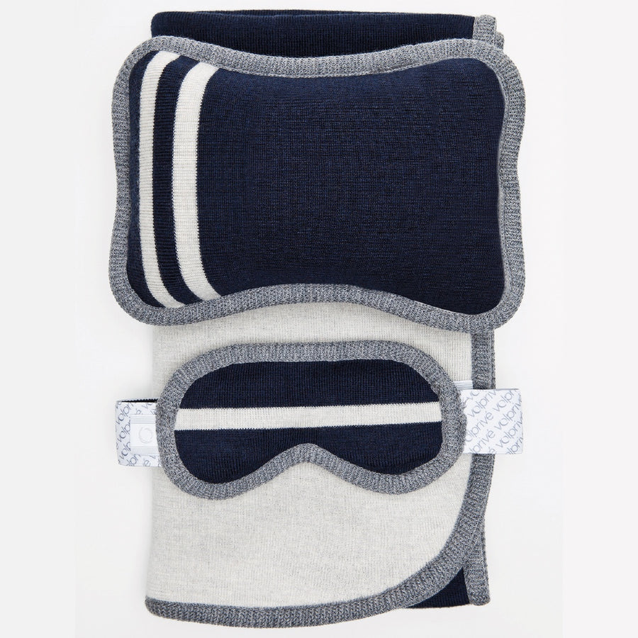 Ensemble de voyage bleu marine et gris de luxe en laine mérinos / Luxury travel set made in Canada by Volprivé in merino wool navy blue and grey.