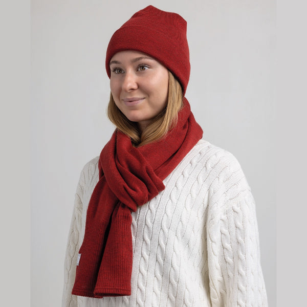 Jeune femme portant set foulard et tuque rouge en laine de mérinos / Young women set of toque and scarf in merino wool red by Volprivé.