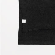 Vue de près et étiquette foulard unisex noir laine de mérinos / Close up and tag of unisex merino wool black scarf by Volprivé.